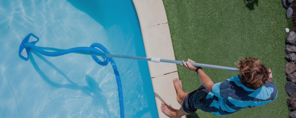 Cómo limpiar una piscina durante la temporada de baño