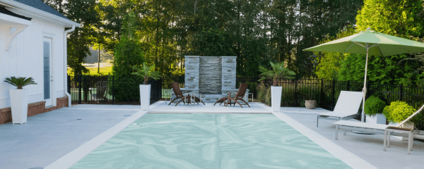 Cómo enfriar el agua de la piscina con una manta térmica