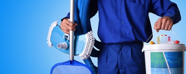 Ventajas de usar un limpiafondos manual de piscina