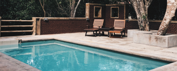 Calentar el agua de una piscina sin electricidad: ¿cómo?