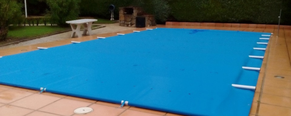 Cubiertas fabricadas bajo normativa europea NF P90-308 para garantizar la seguridad en una piscina