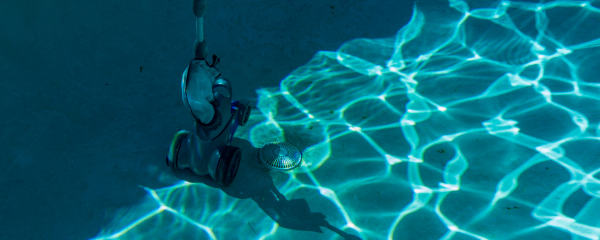 ¿Cómo funciona un limpiafondos hidráulico de piscina?